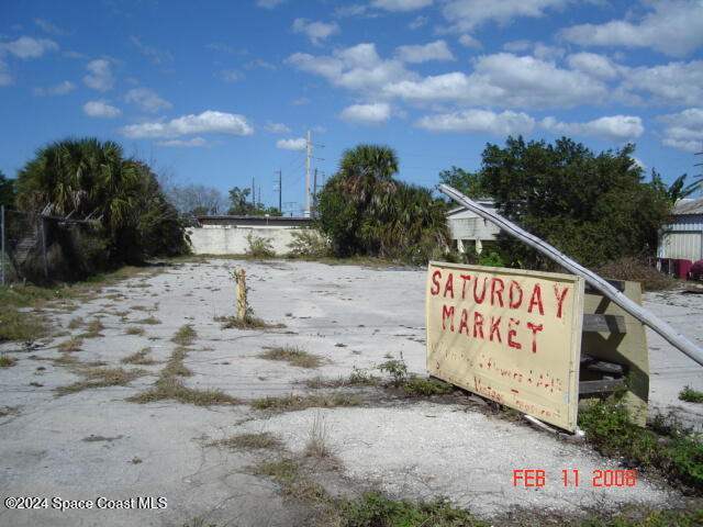 a sign that is on the side of the road