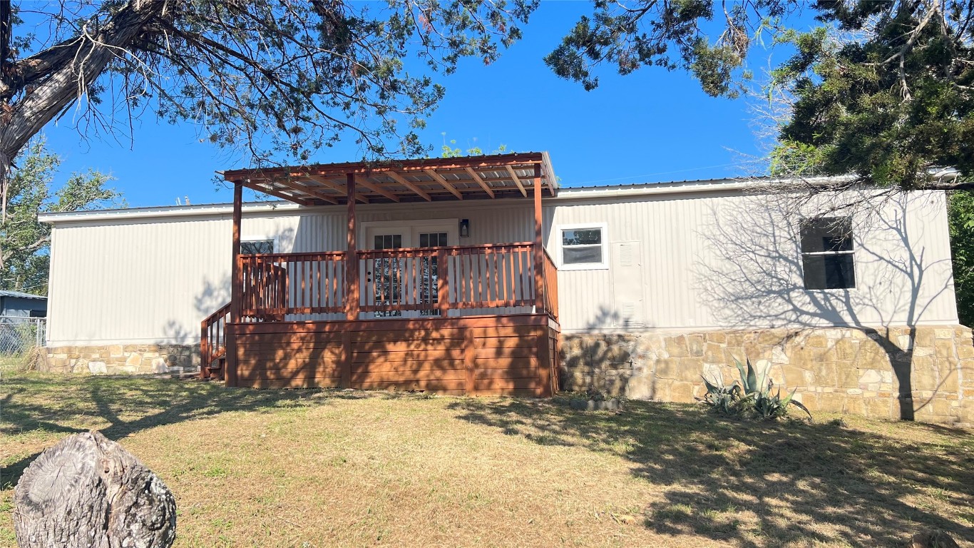 a view of a backyard