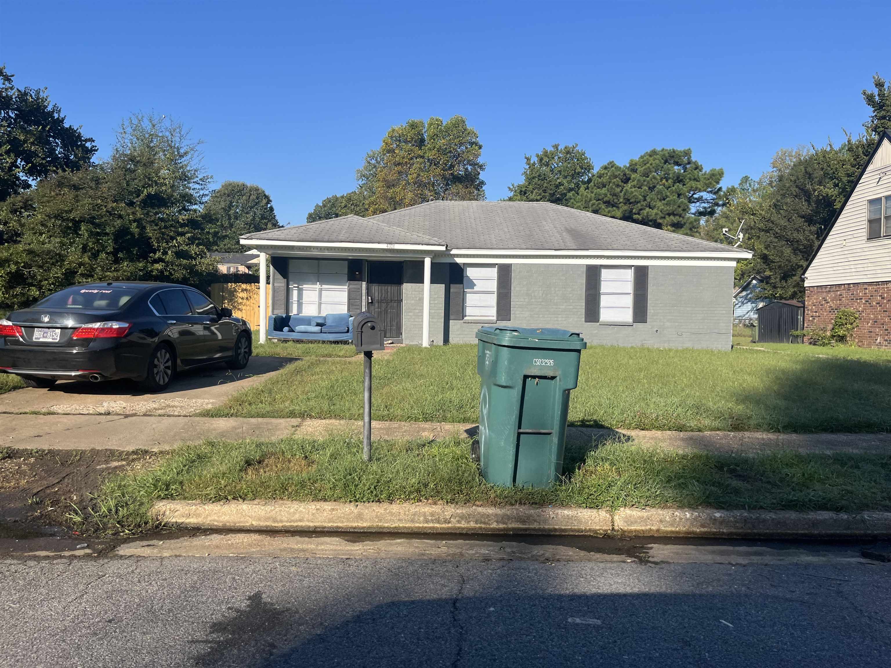 View of front facade featuring a front yard