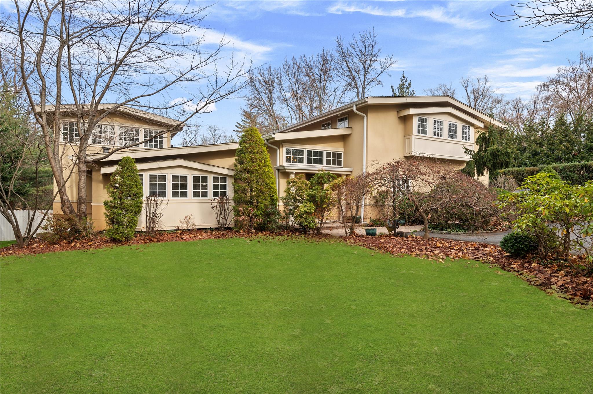 a view of a house with a yard