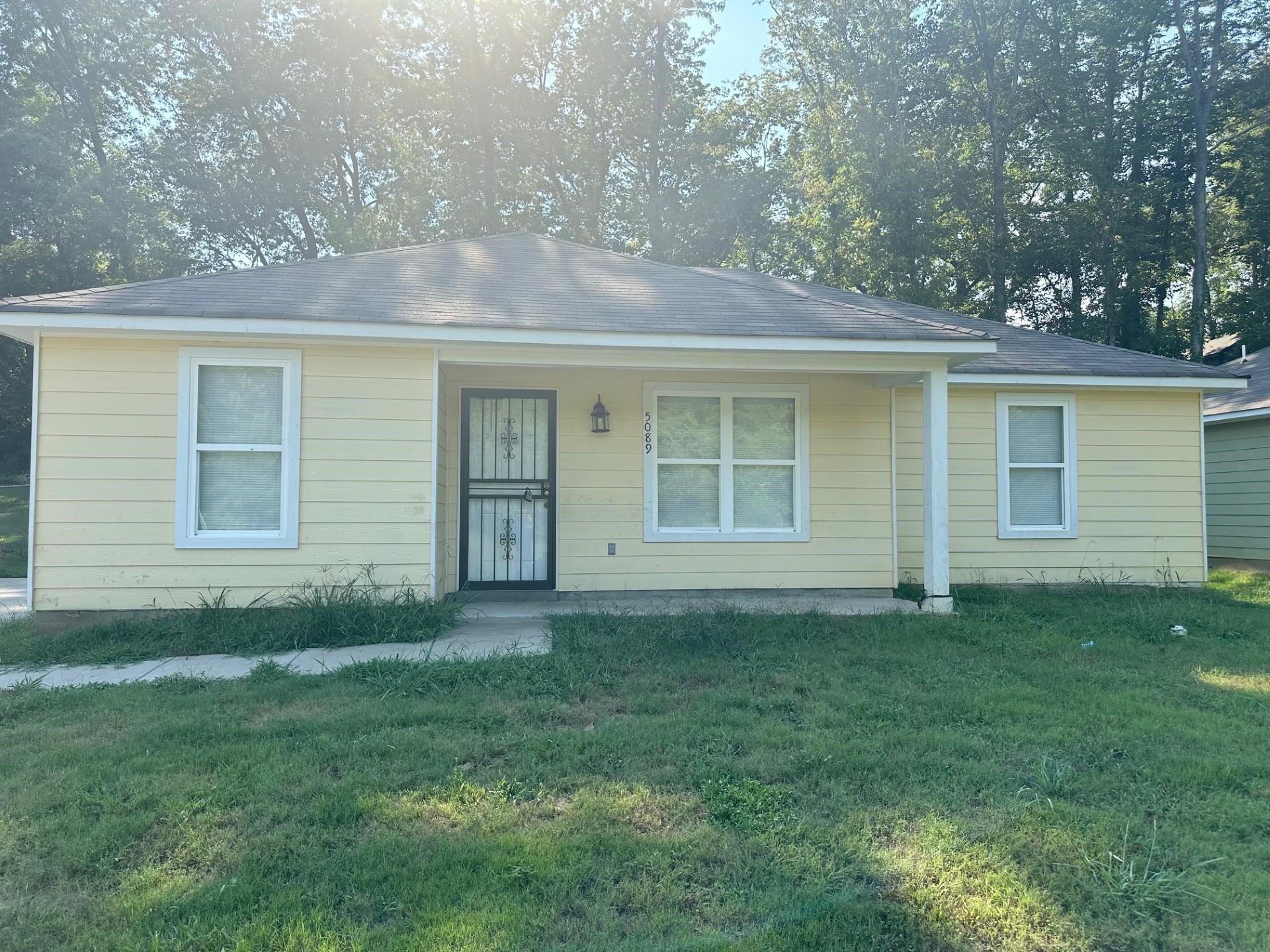 View of front facade featuring a front yard