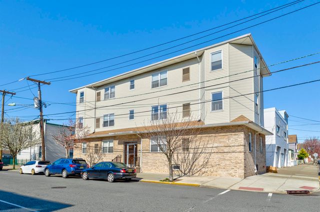 $2,100 | 15 Isabella Avenue, Unit 2R | Bergen Point