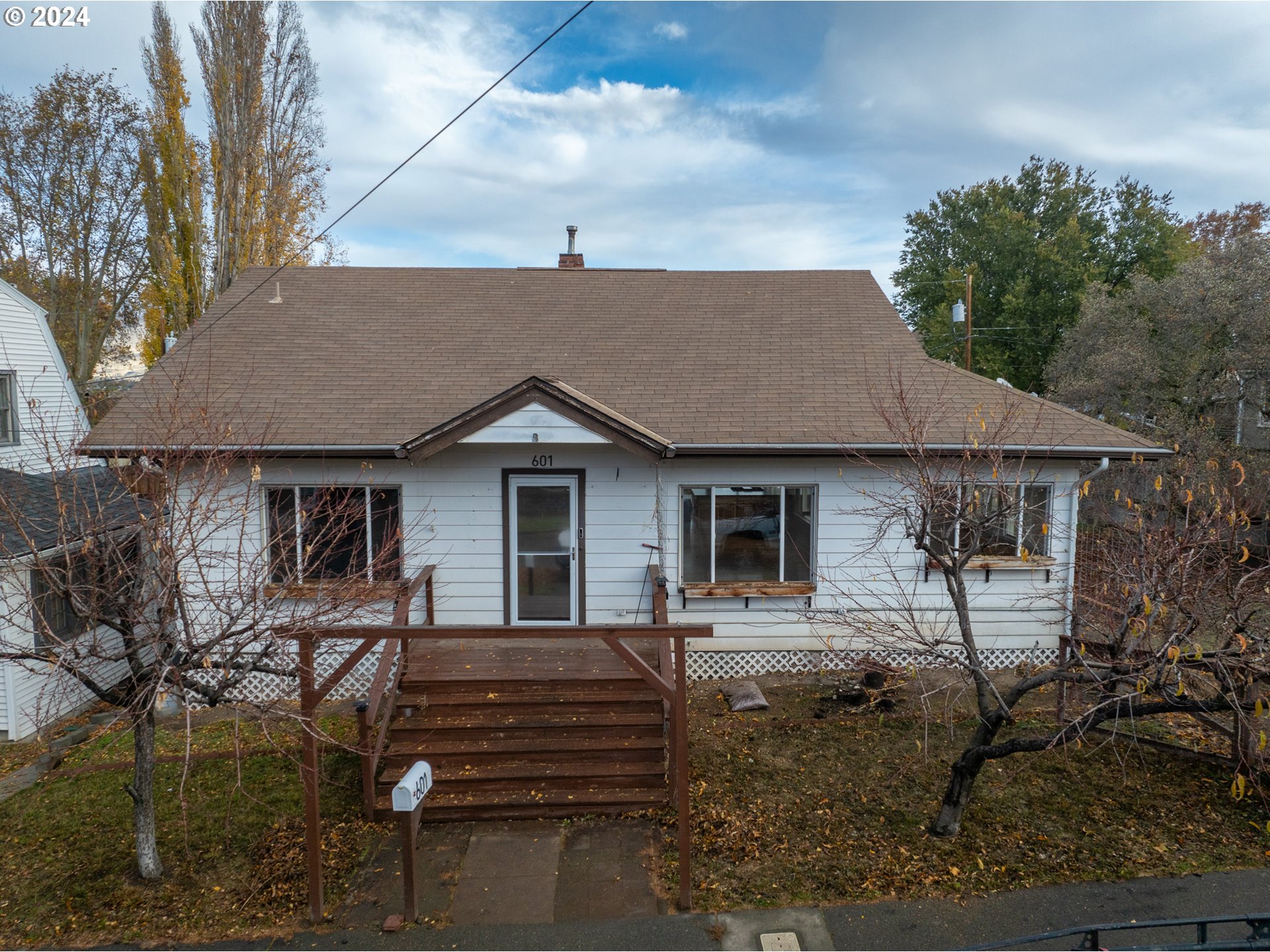 a view of a yard in front of house