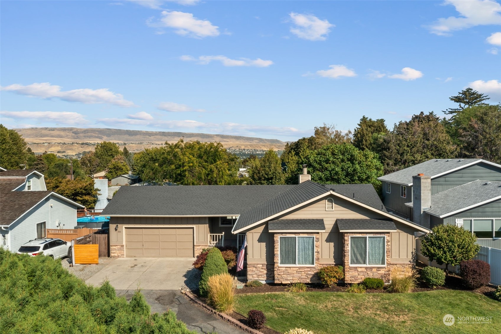 a view of a yard in front of house