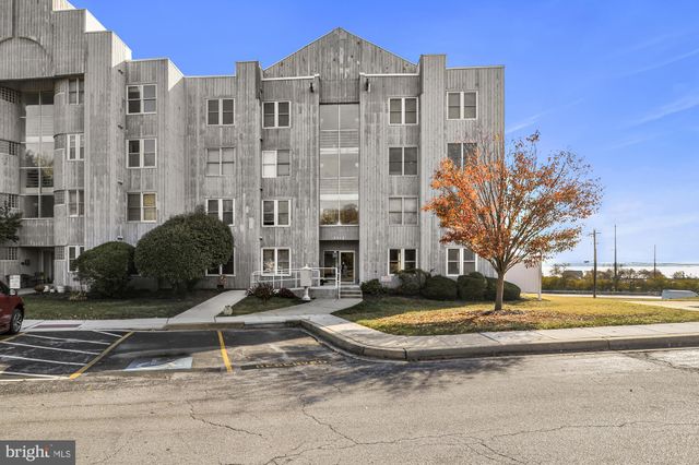 $1,900 | 5215 Le Parc Drive, Unit 1