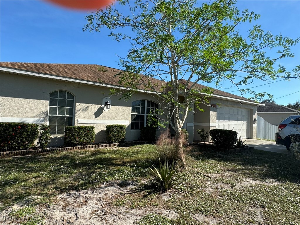 a view of a house with a yard