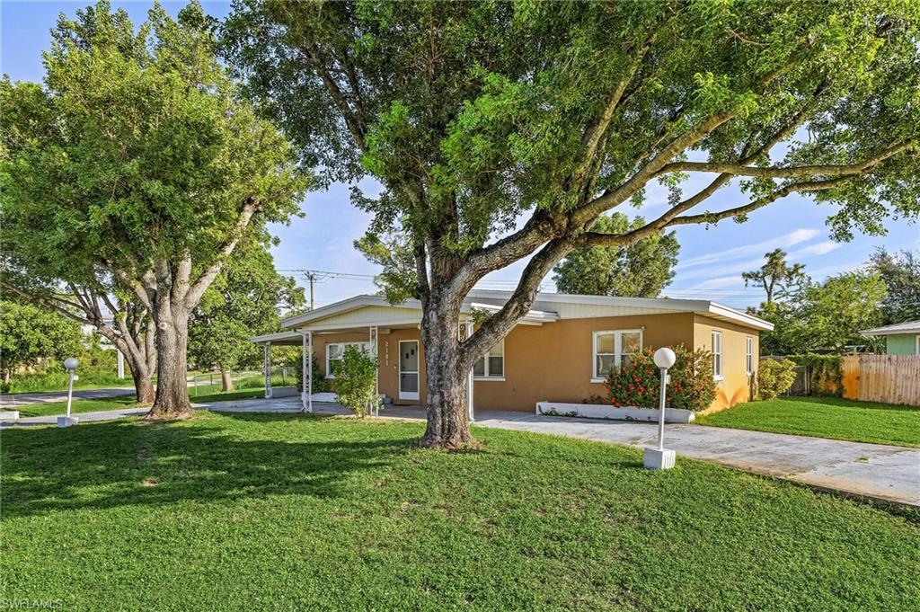 a view of house with a yard