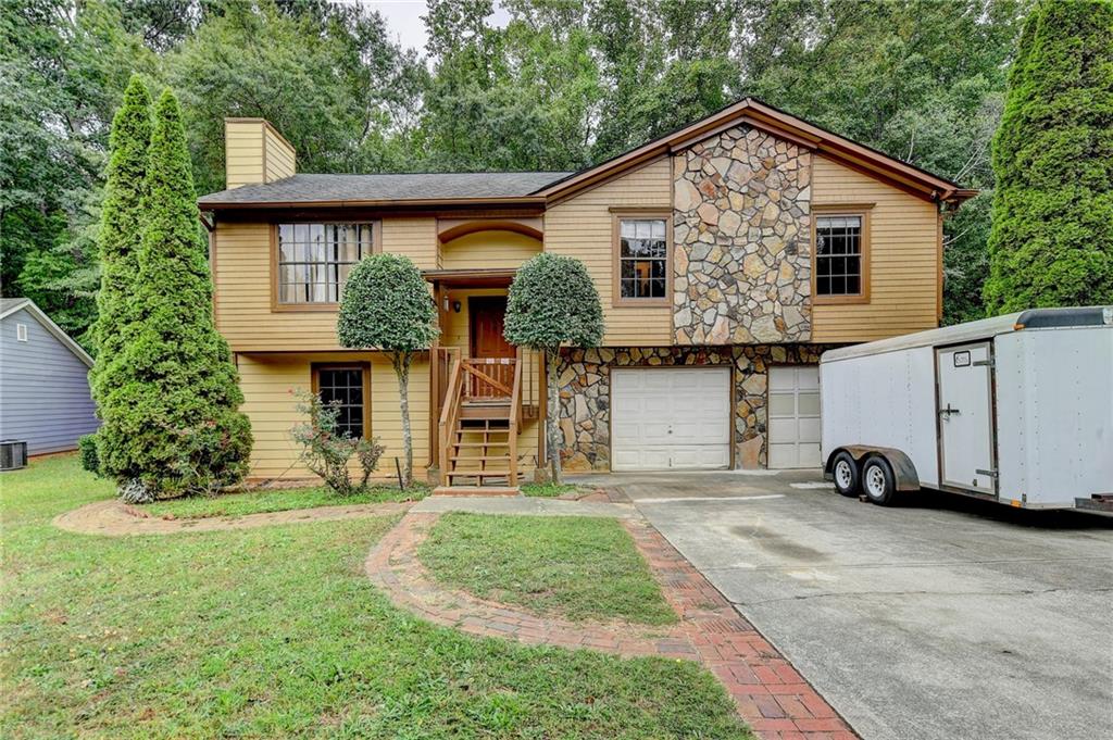 a view of a house with garage