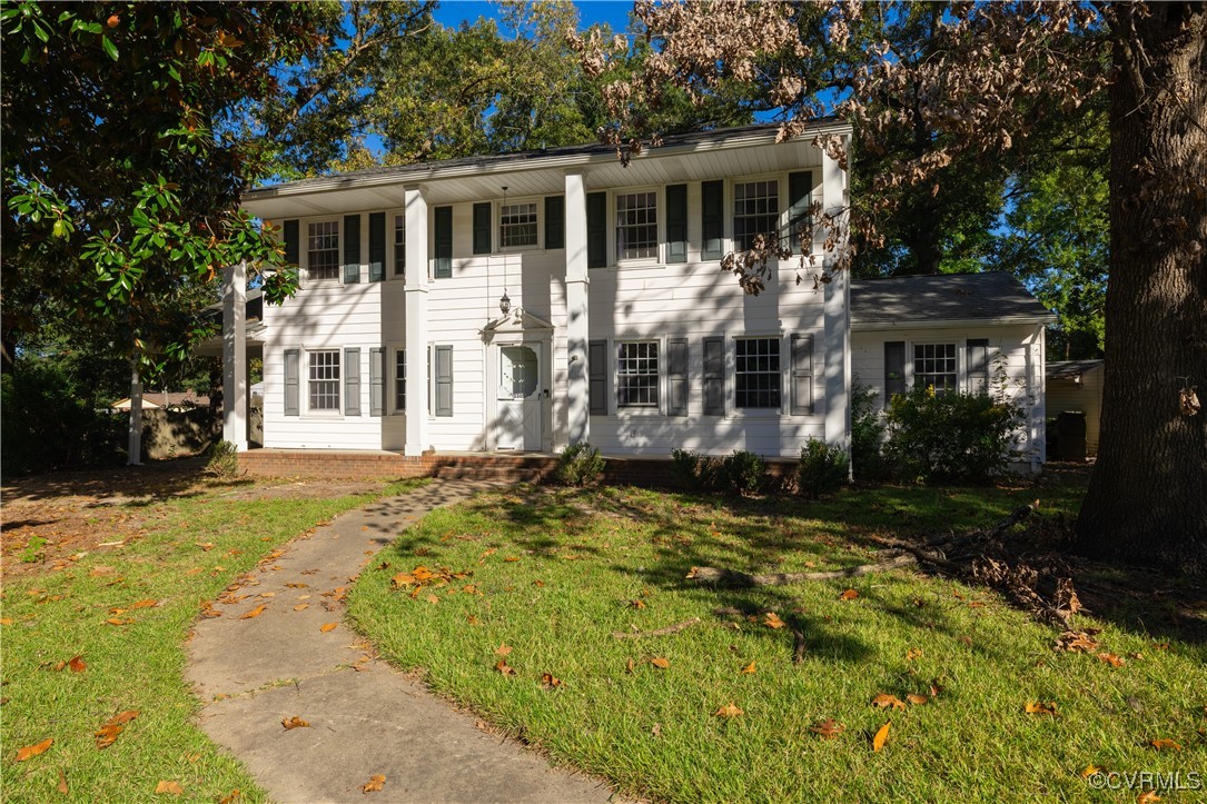 a view of a yard in front of house