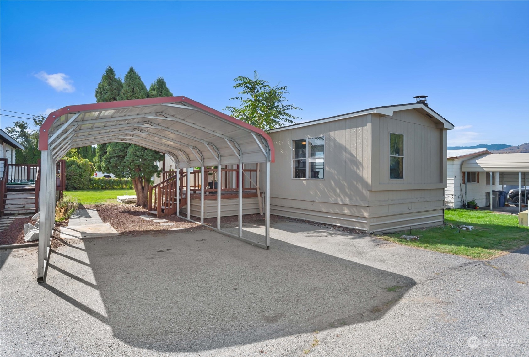 a view of a house with a yard