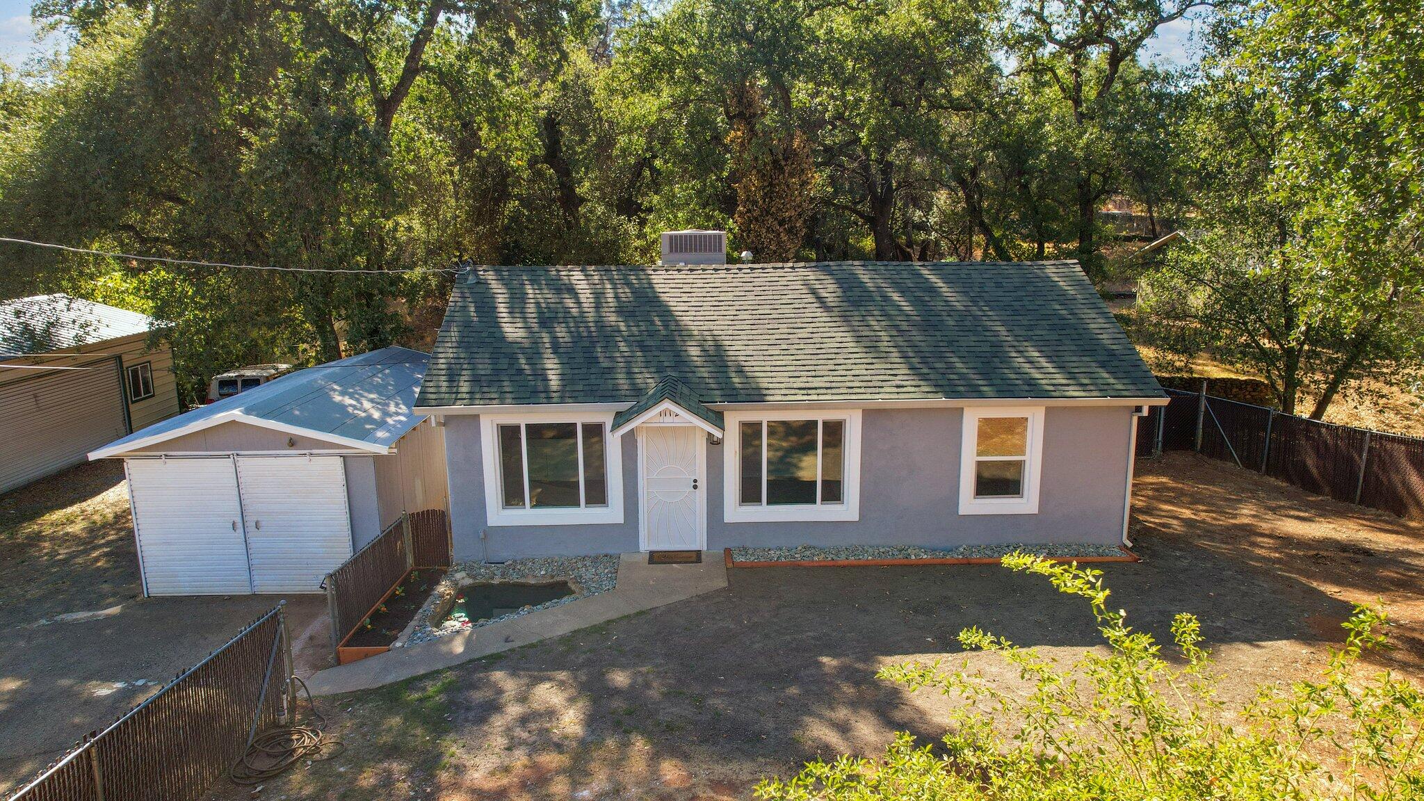 a view of a house with backyard