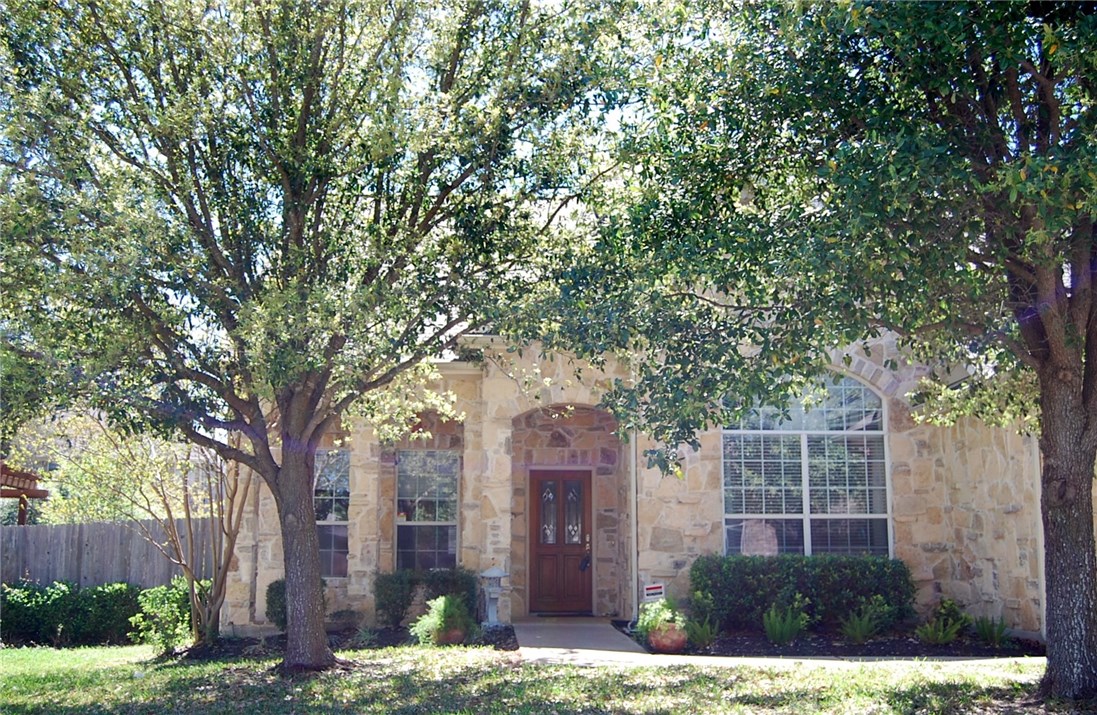 Beautiful home in the Behren's Ranch subdivision...all bedrooms downstairs and a huge gameroom up!