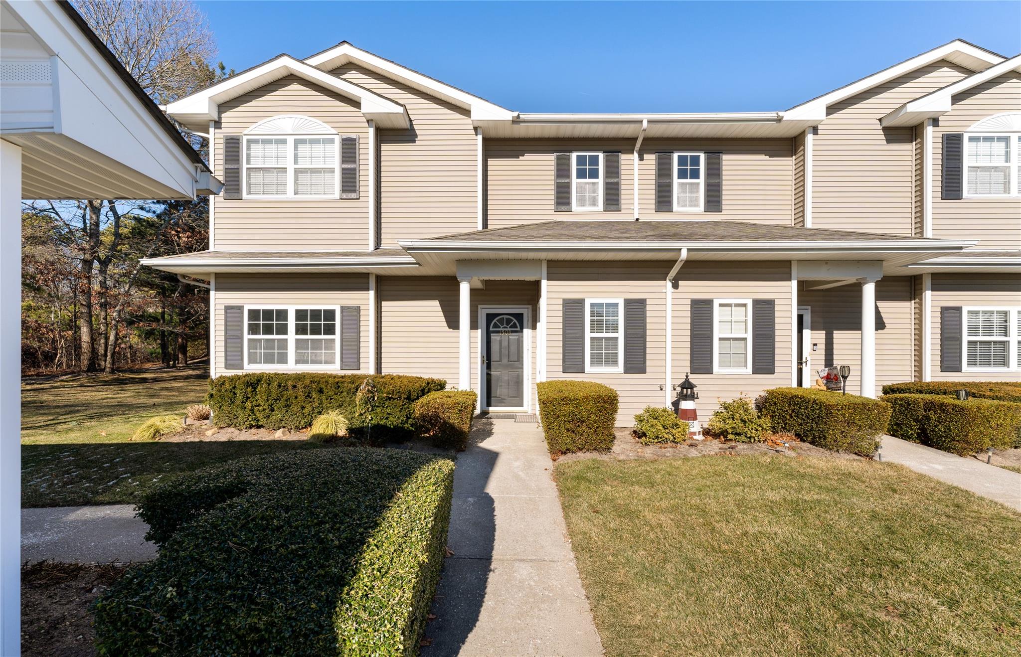 View of front of house featuring a front lawn