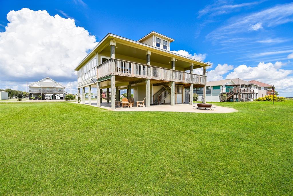 a view of a house with a big yard