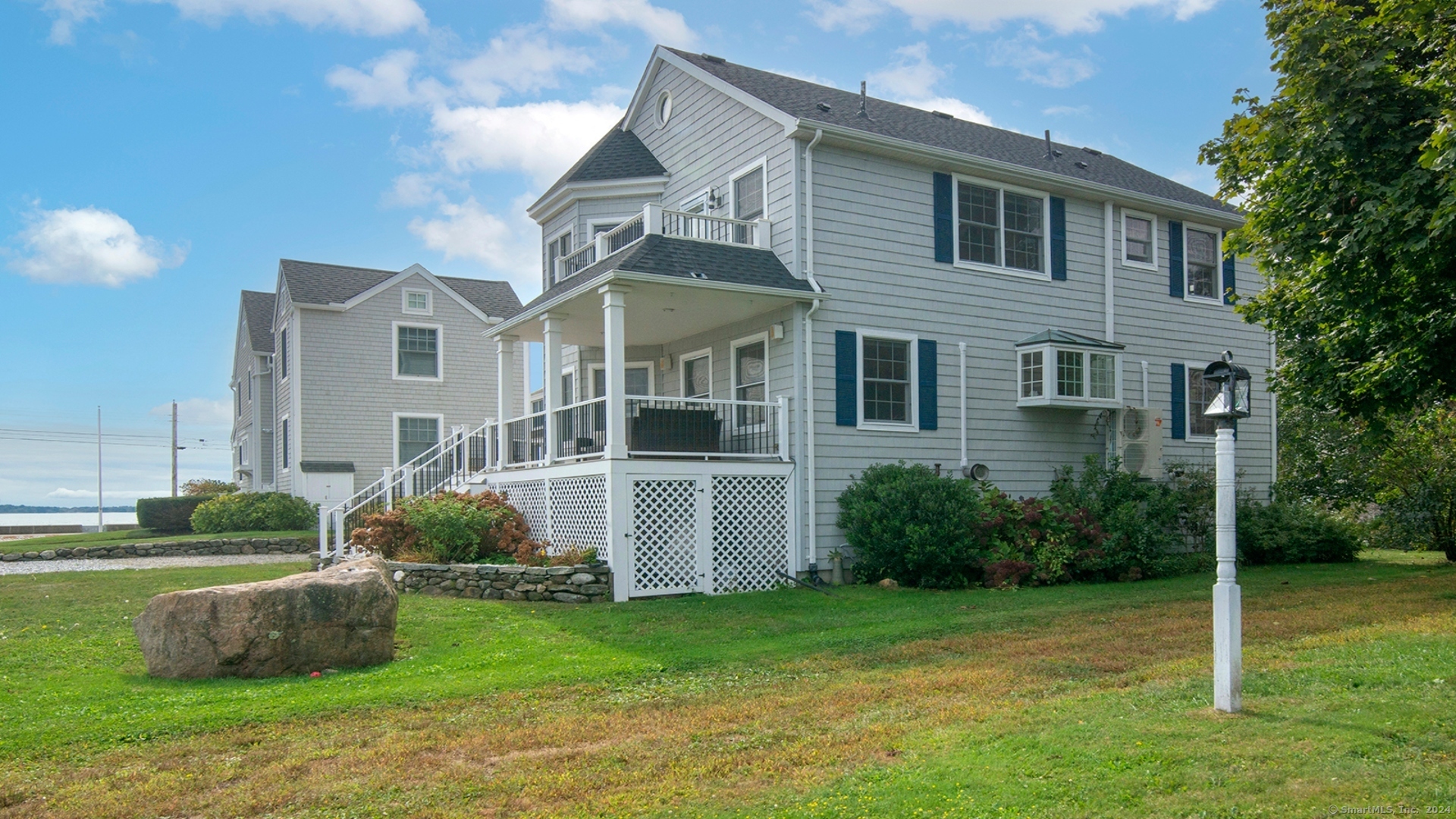 a view of a house with backyard and garden