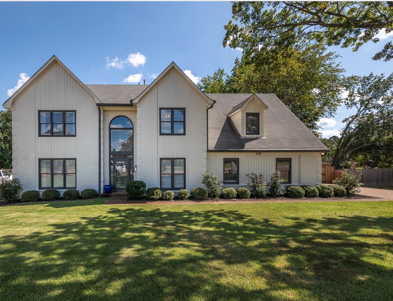 View of front facade with a front lawn