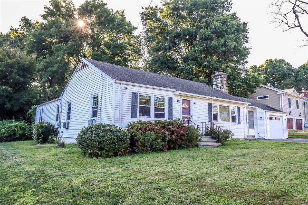 a view of a house with backyard and garden