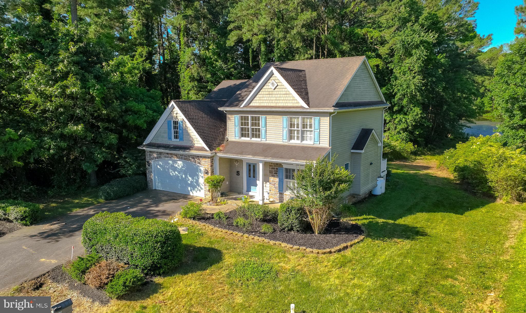 a view of house with garden