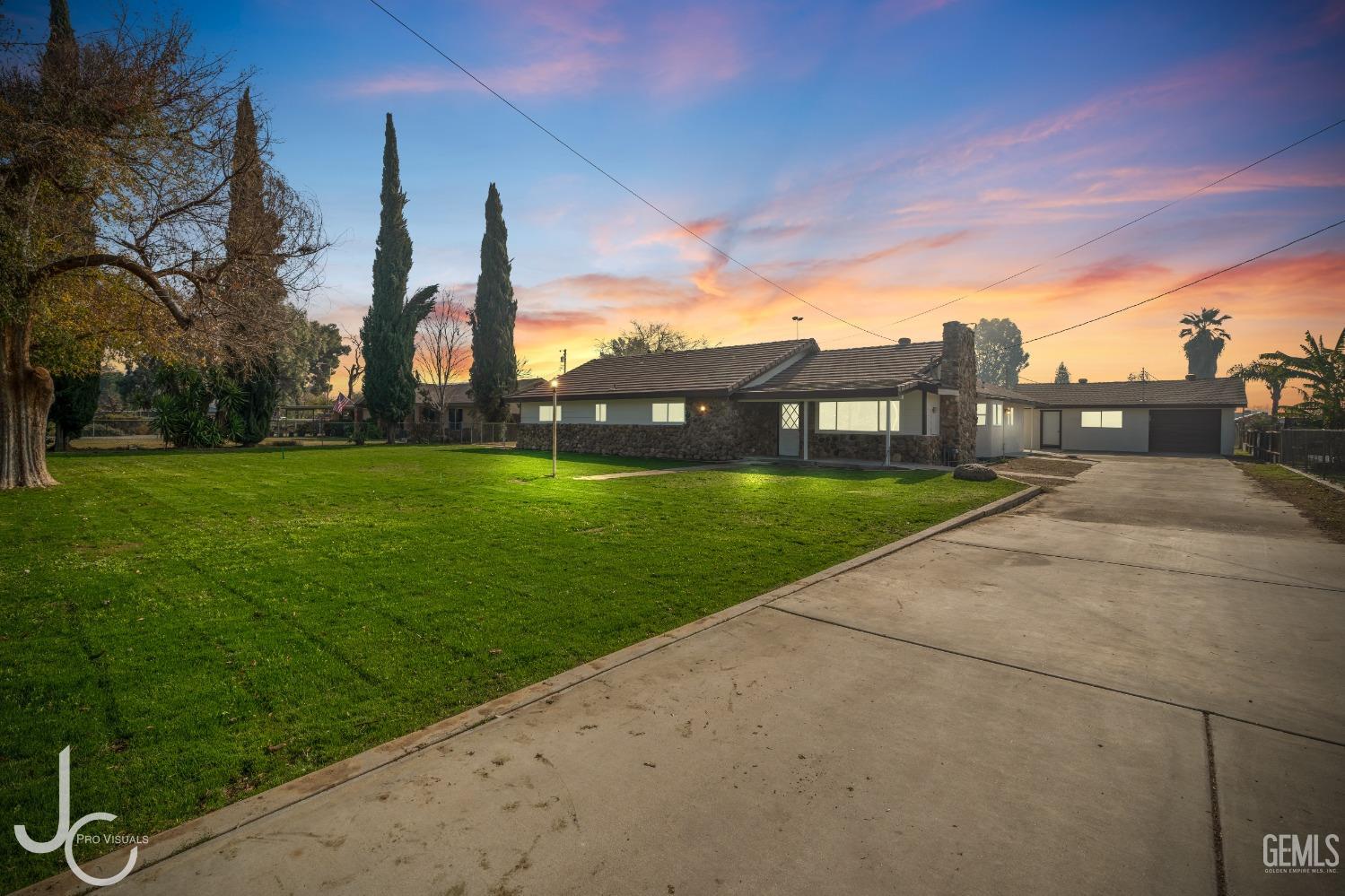 a view of a house with a yard