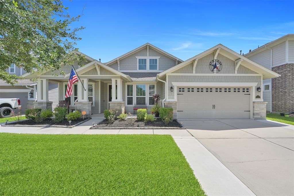 This modern 1.5 story home with attractive landscaping, and a welcoming front porch. The exterior features a combination of siding and stone accents!