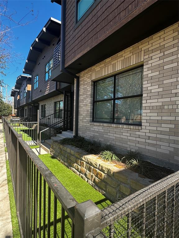 a view of a house with backyard and porch