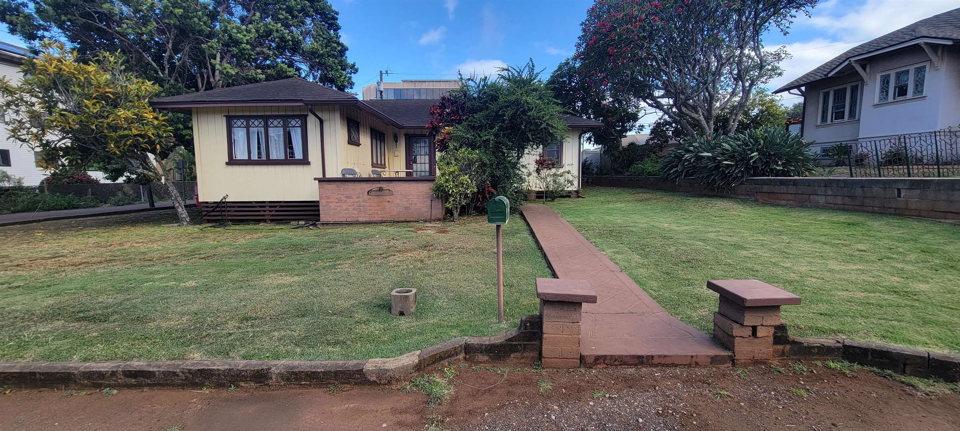 a view of a house with backyard and sitting area