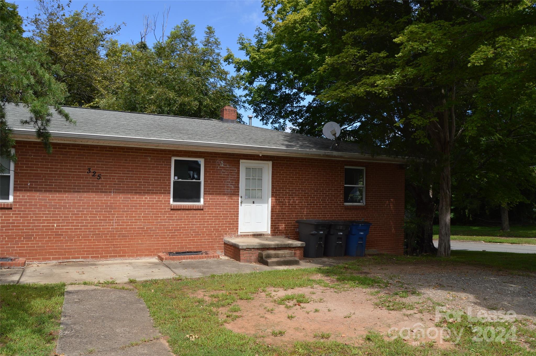 a view of a house with backyard and garden