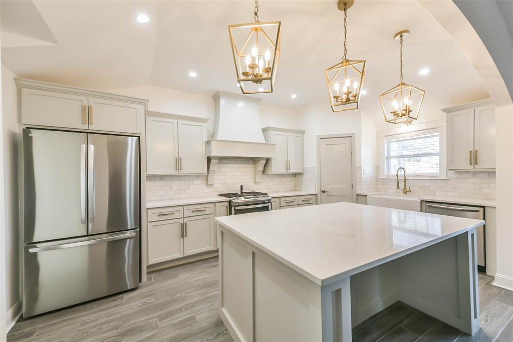 WELCOME TO 1210 BRIARMEAD DR.!  THIS SHOW-STOPPER KITCHEN IS TRULY THE HEART OF THE HOME.  IMMACULATE KITCHEN WITH AMPLE STORAGE, SLEEK HARDWARE, AND NATURAL LIGHT POURING IN THROUGH THE WINDOWS.