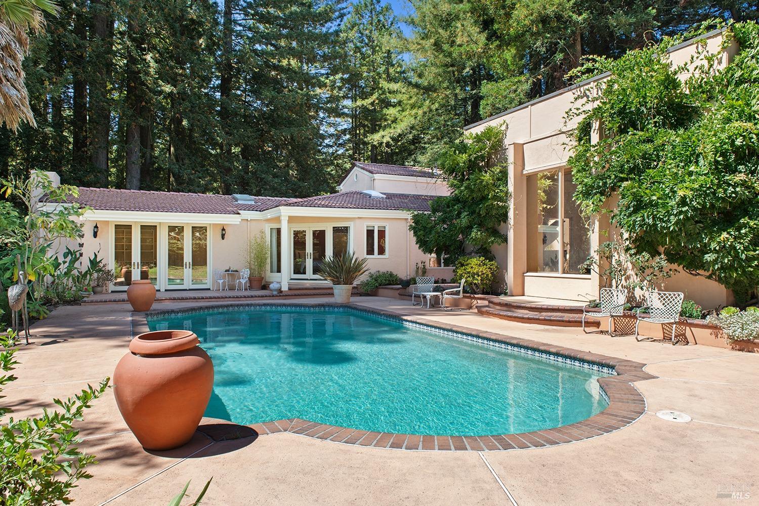 a view of a house with backyard and sitting area