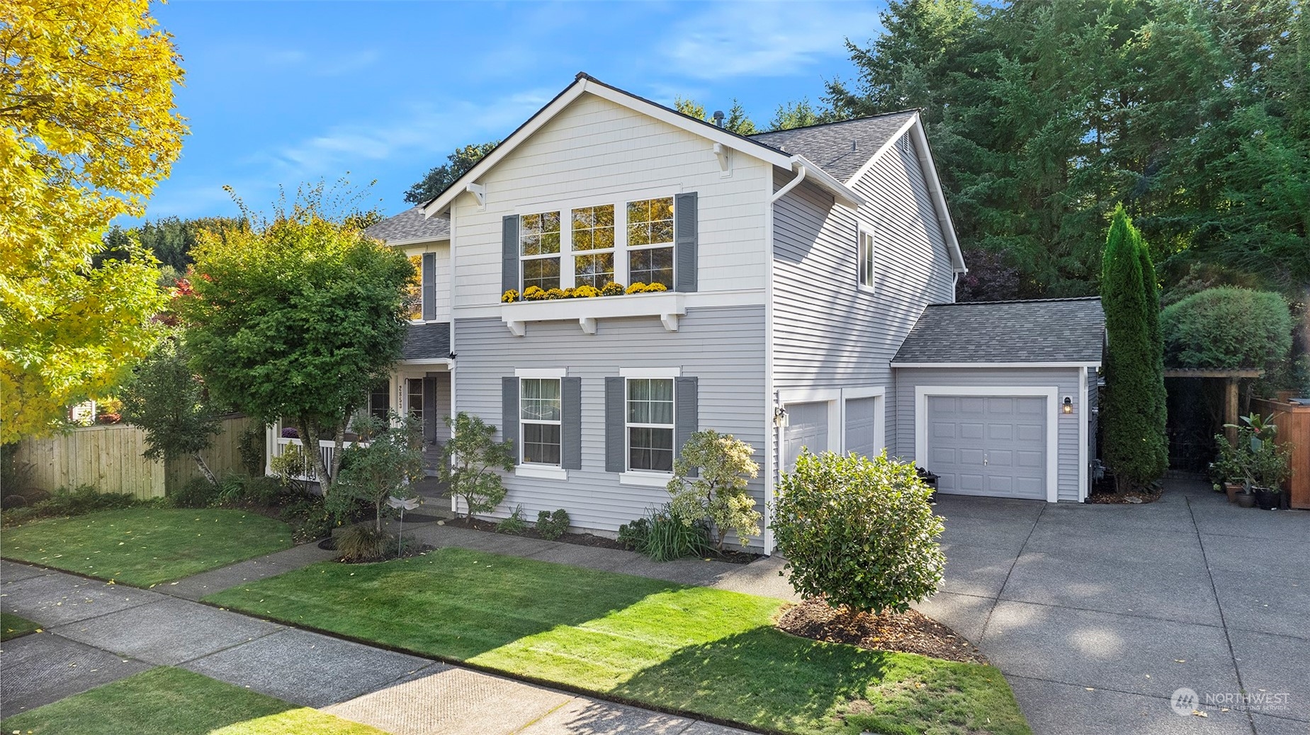 a view of a yard in front of house