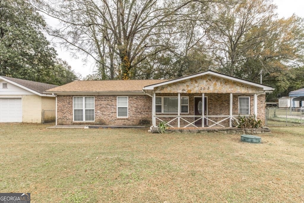 a view of a house with backyard