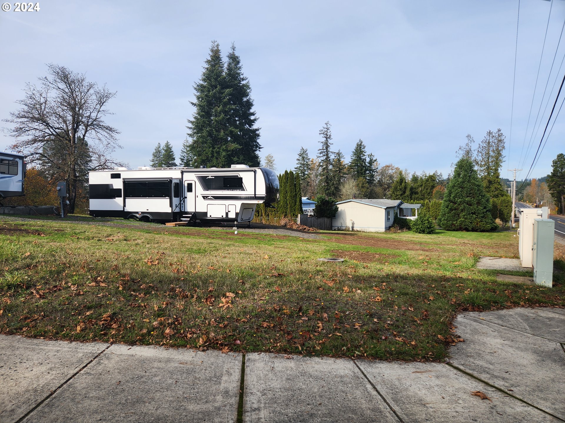 a view of a house with backyard