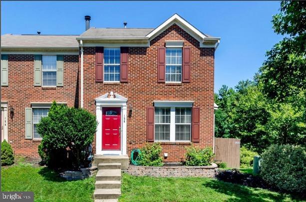 Beautiful Brick Front-End Unit Townhome