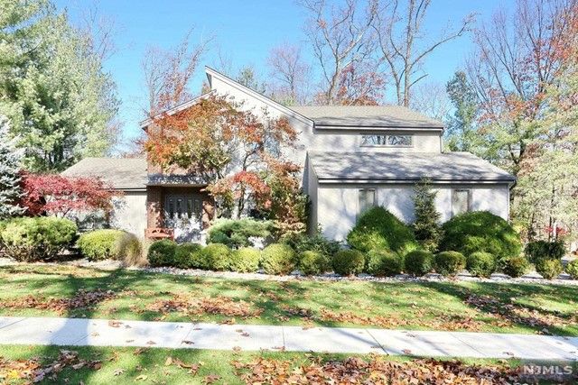 $949,000 | 12 Bellgrove Drive | Mahwah