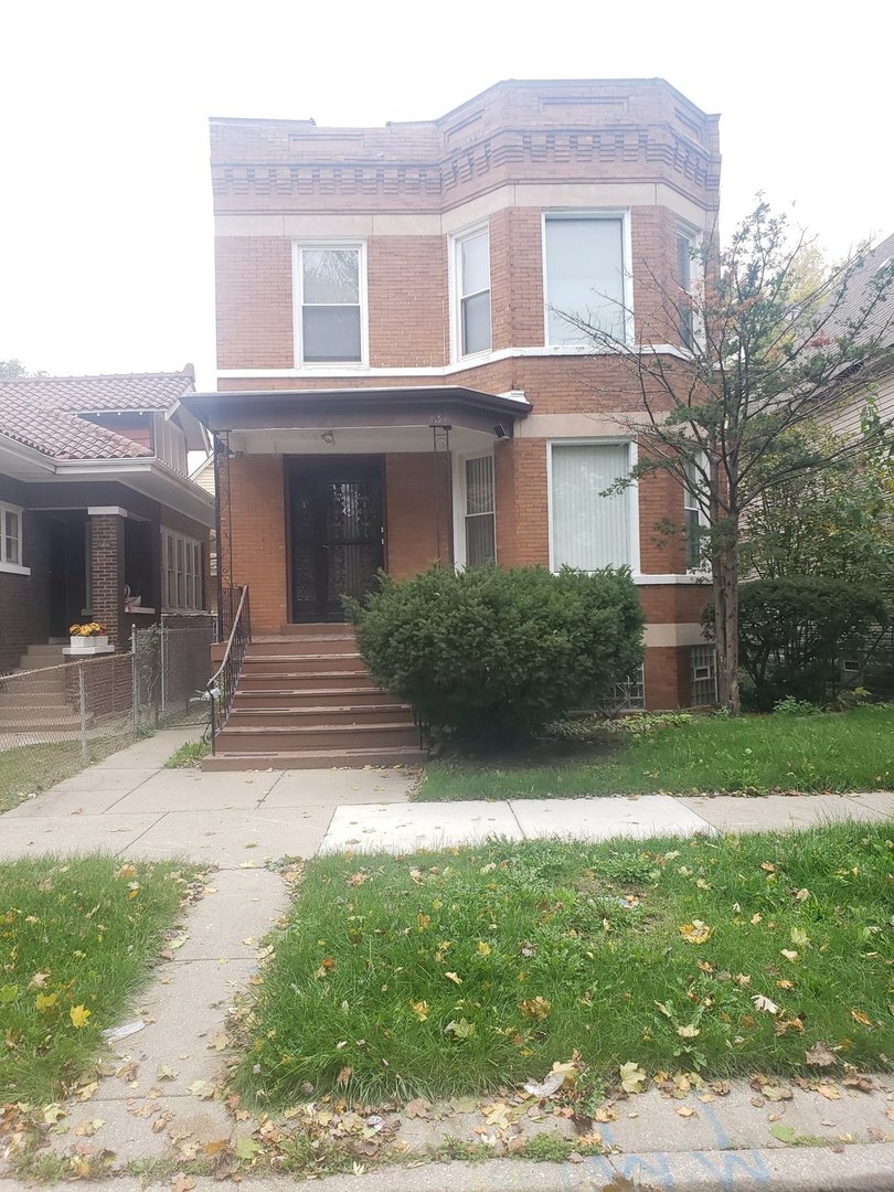 a front view of house with yard