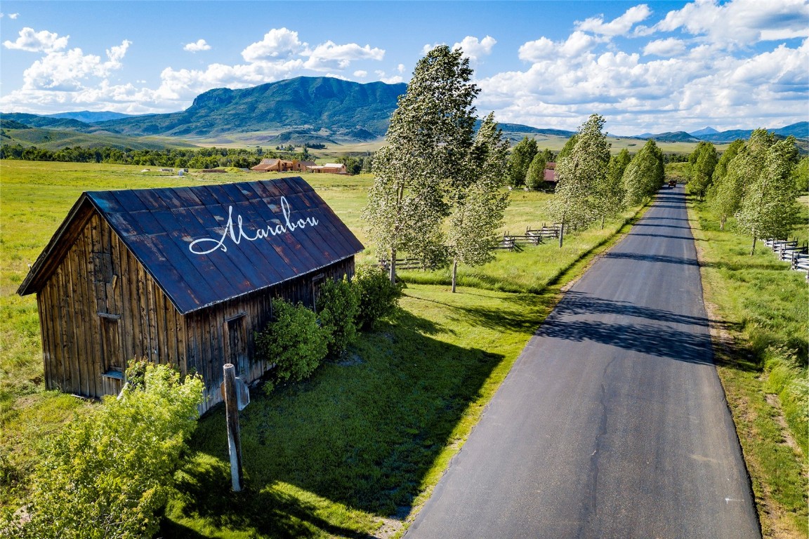 a view of a back yard