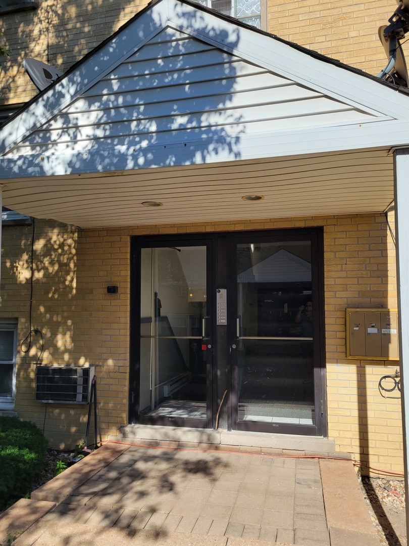 a view of entryway front of a house