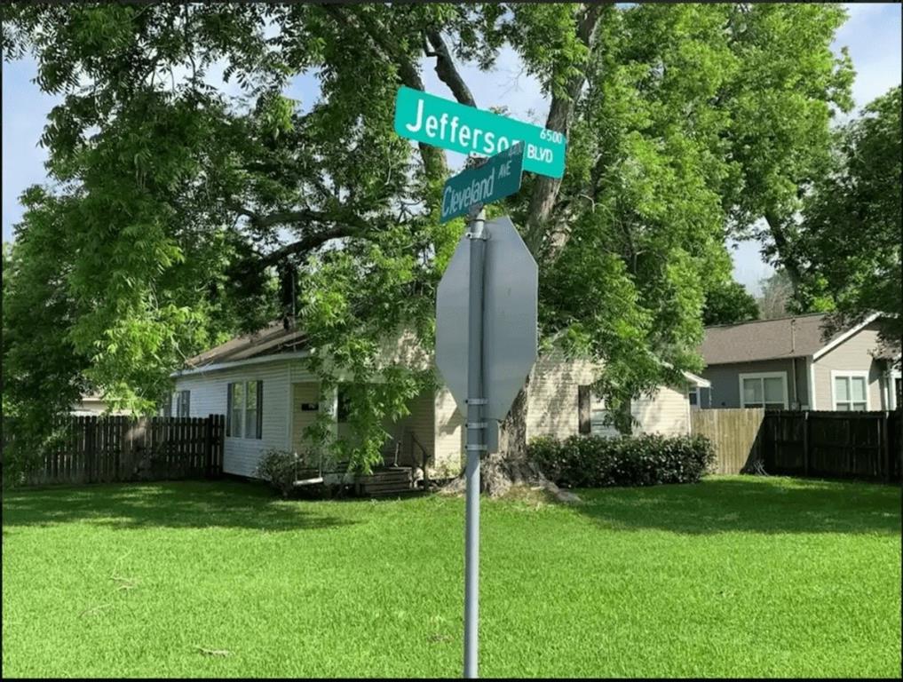 a view of a house with backyard