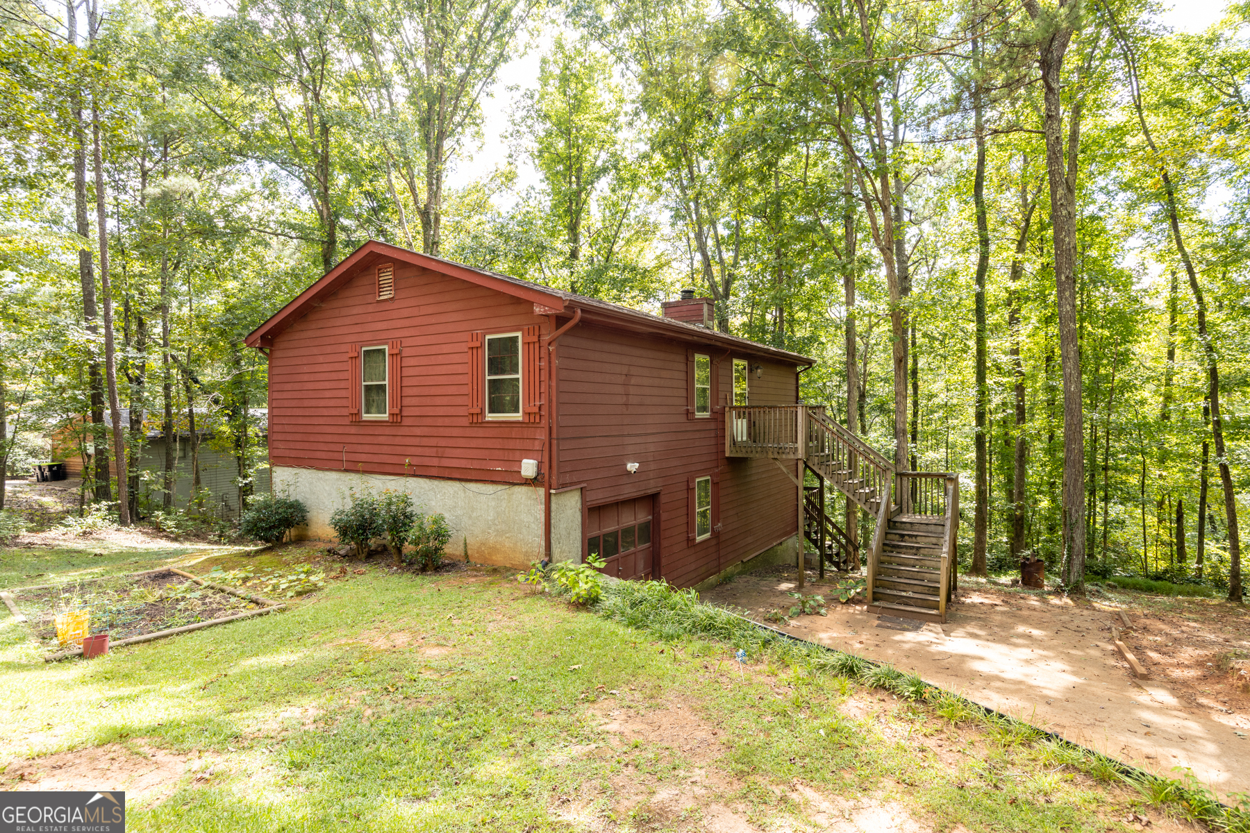 a view of a backyard of the house