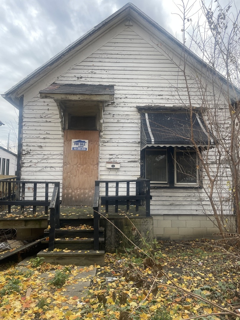 a view of house with a yard