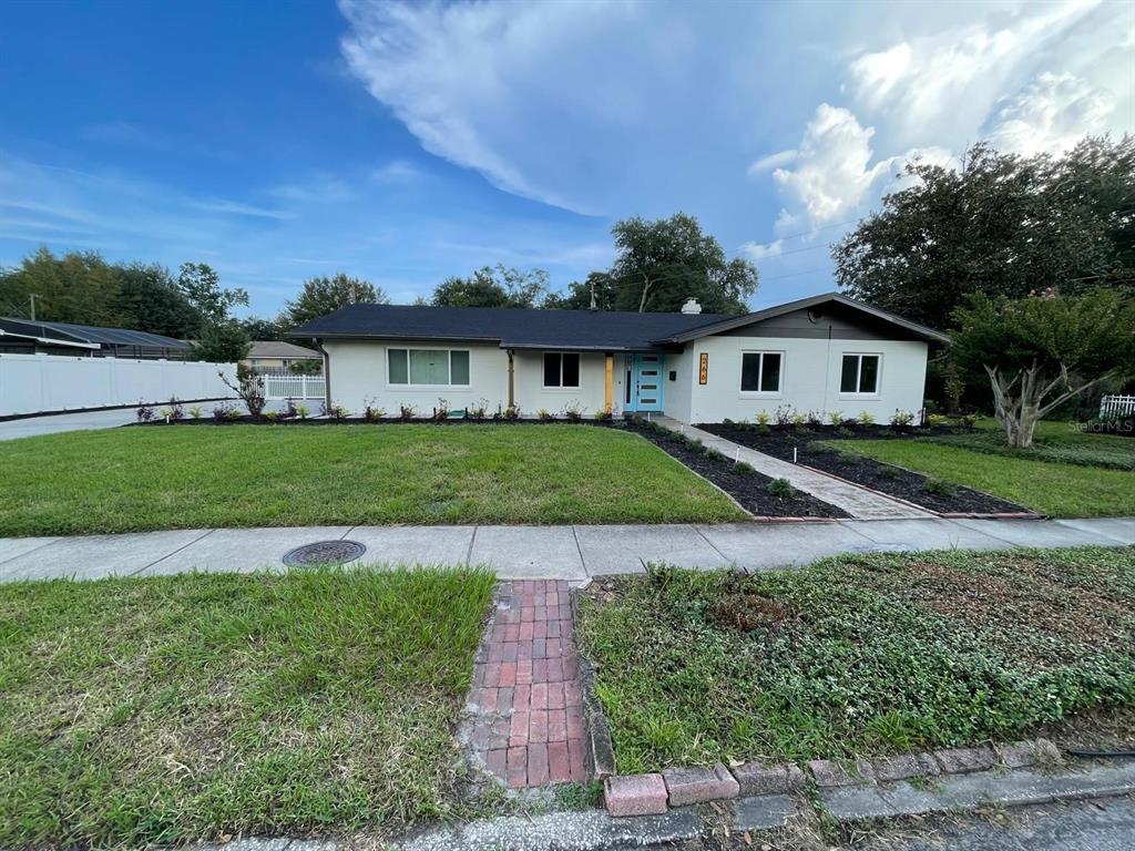 a view of a house with a yard