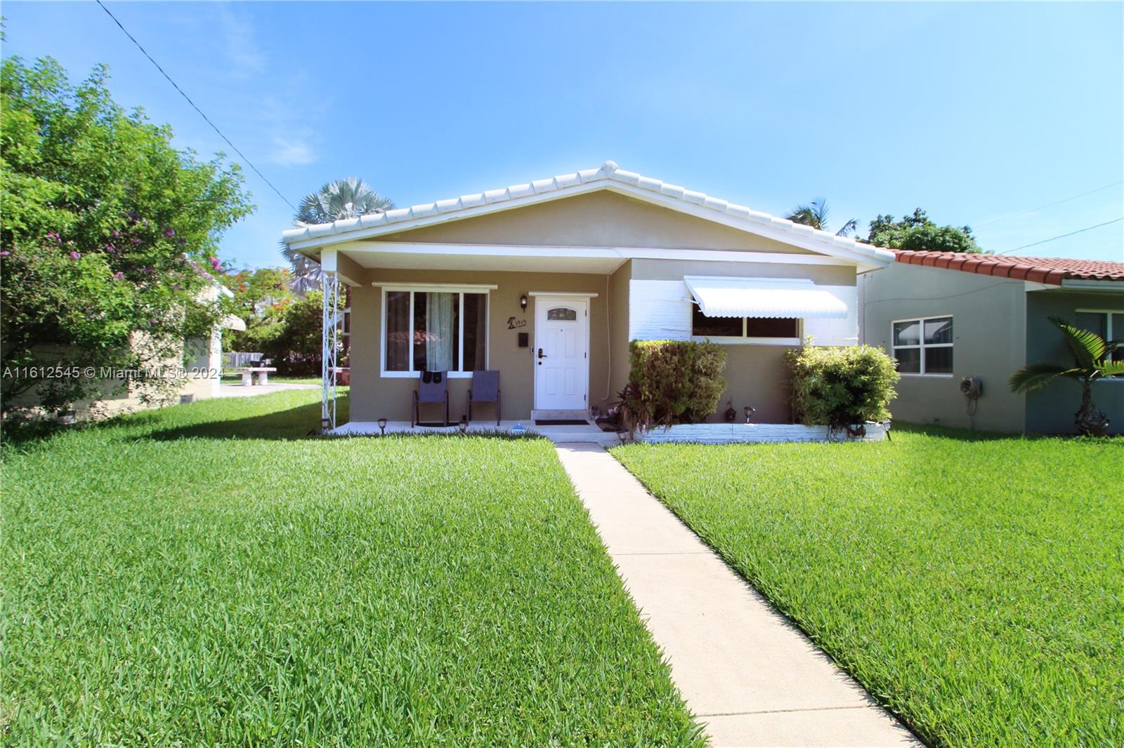 a view of a house with backyard and garden