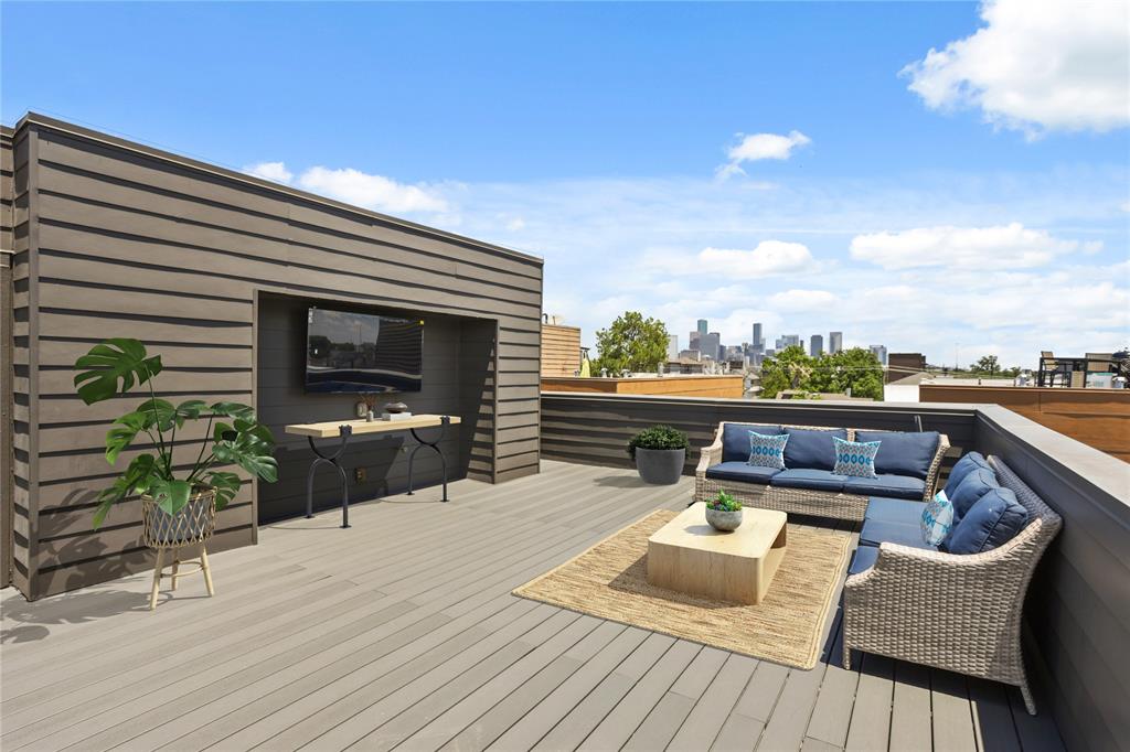 The rooftop deck has views of Downtown Houston! *Photo is virtually staged*