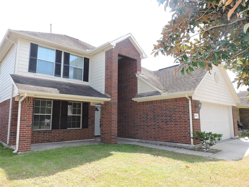 a view of front a house with a yard