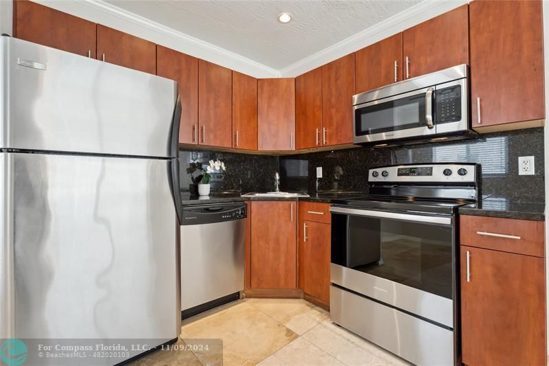 Modern kitchen granite and brand new stove/oven