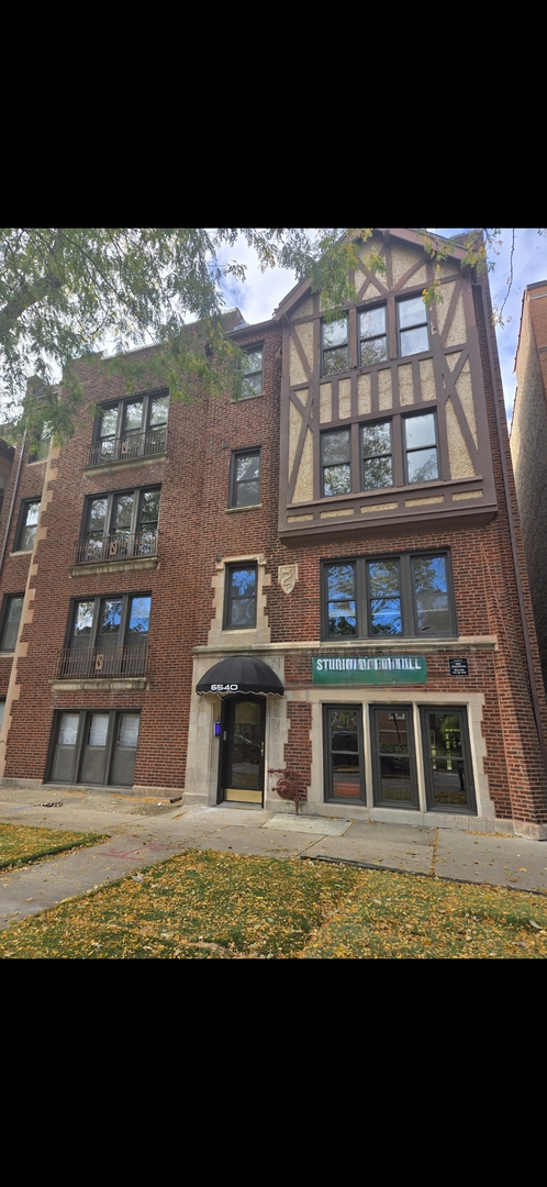 a view of an apartment building