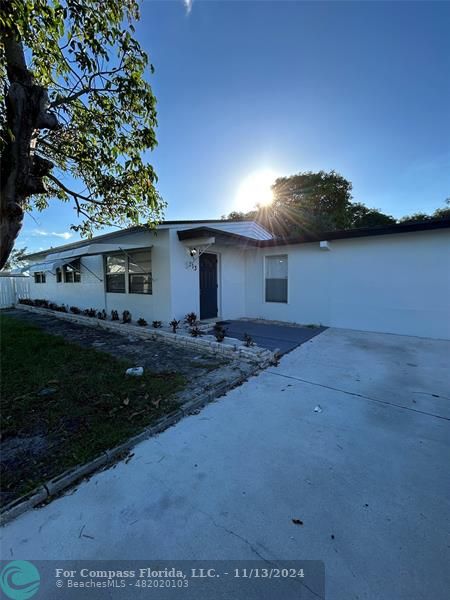 a view of a house with backyard and garden