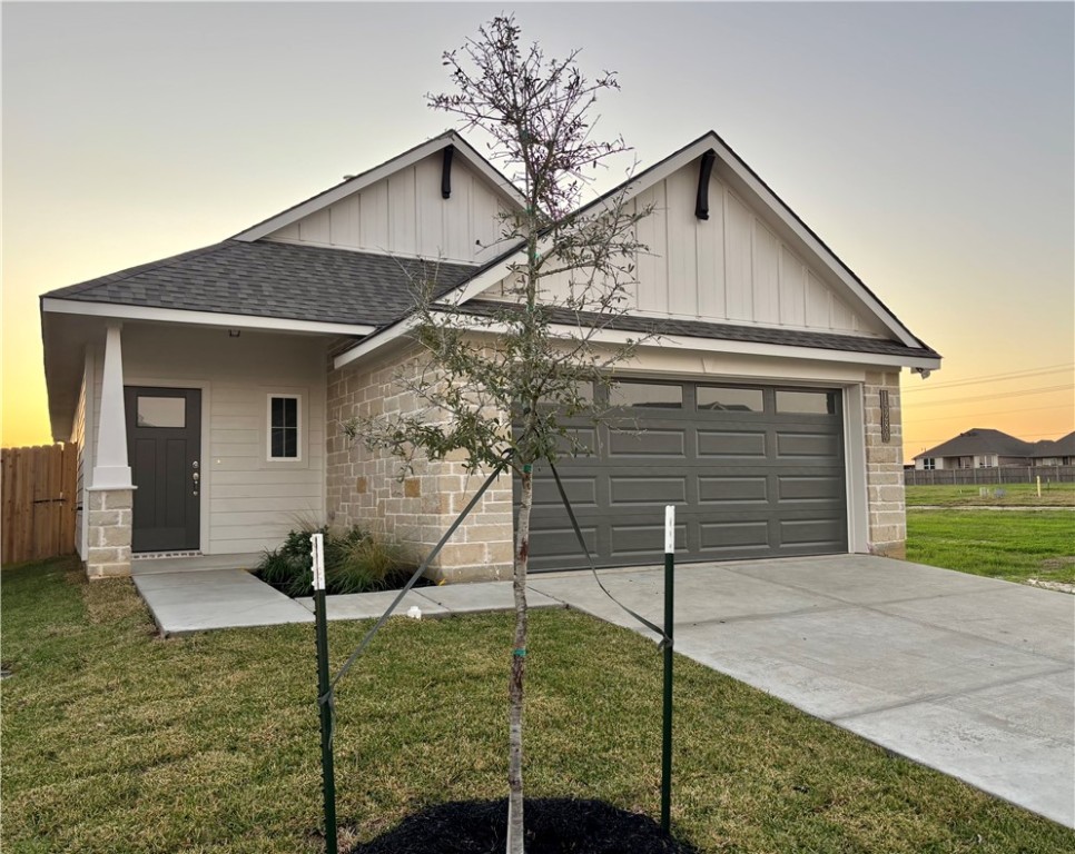 a view of a house with backyard