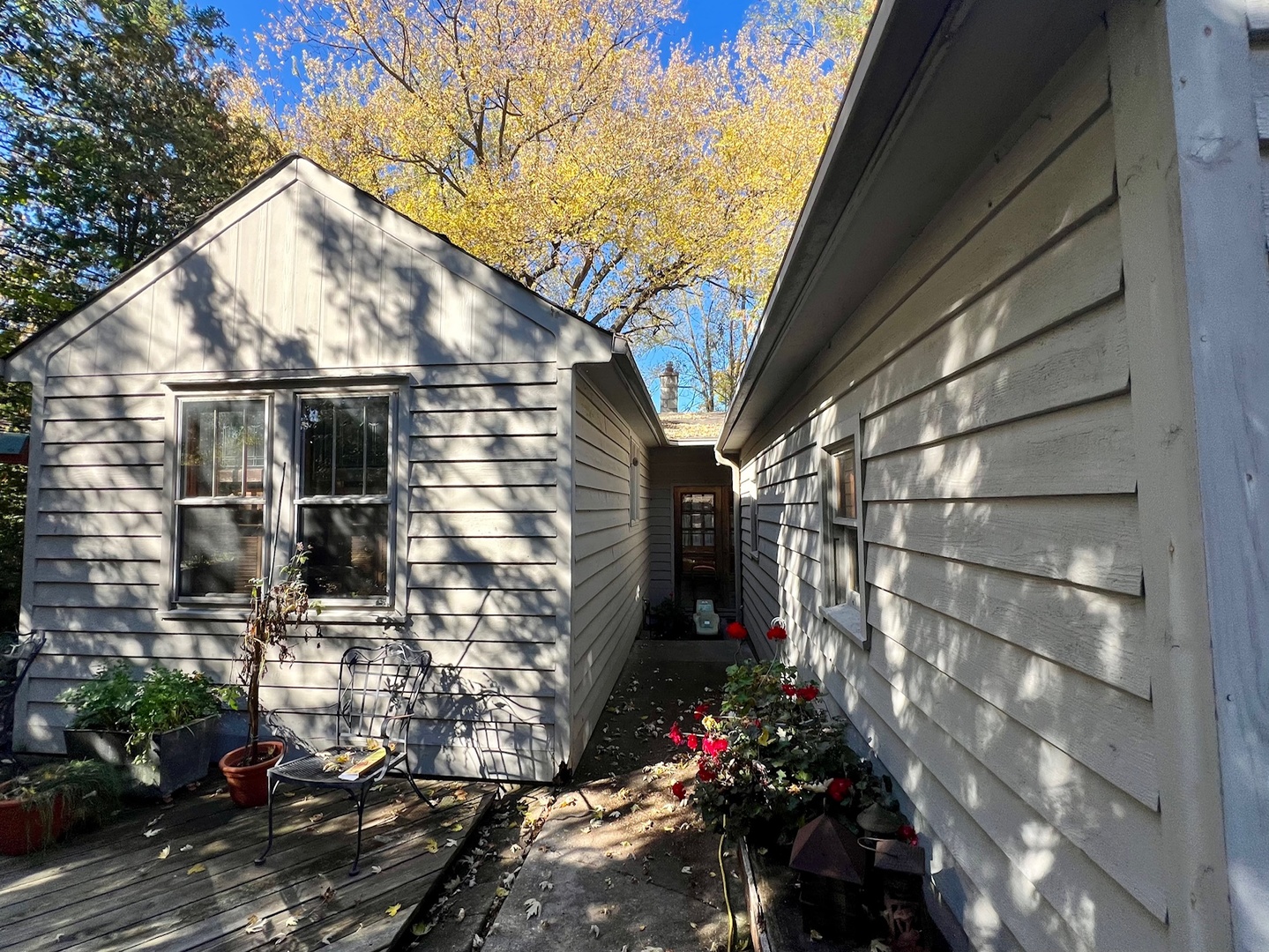 a view of a pathway with a house