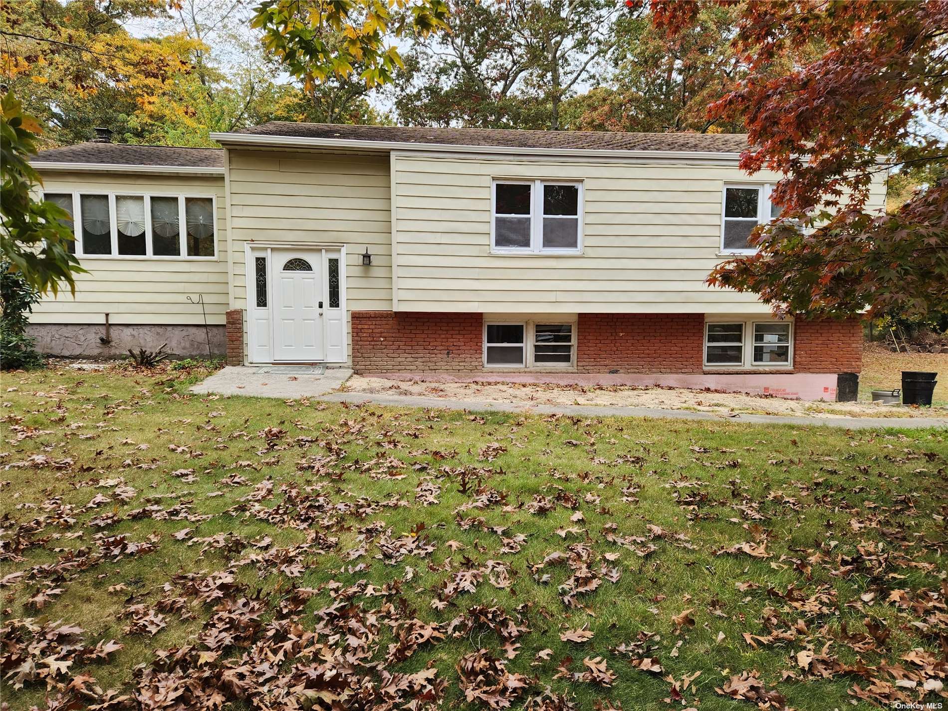 a view of a house with a yard